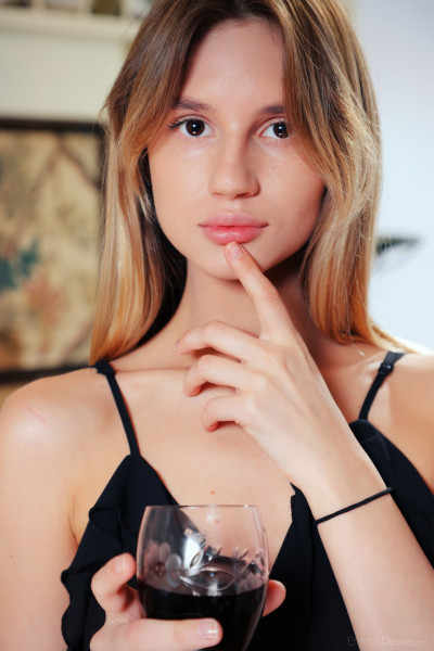 Mia Bloom, 15 pics, 11 Apr 2025
